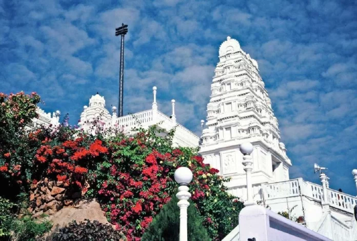 One of the most famous temples in the world, the Birla Mandir is a landmark for our country. It is a spiritual powerhouse. The temple has been visited by a number of people from across the world who find it to be extremely powerful and have felt its positive energy.