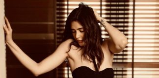 Karishma Tanna poses sitting in the bathtub 334225792_3479631358986693_7200893661517755654_n